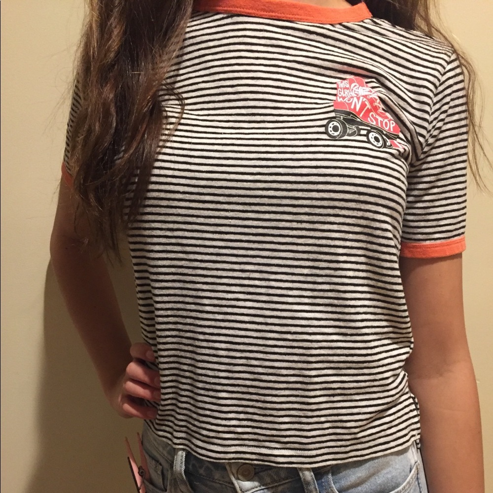 A semi-cropped striped roller-blading tee! ⚡️